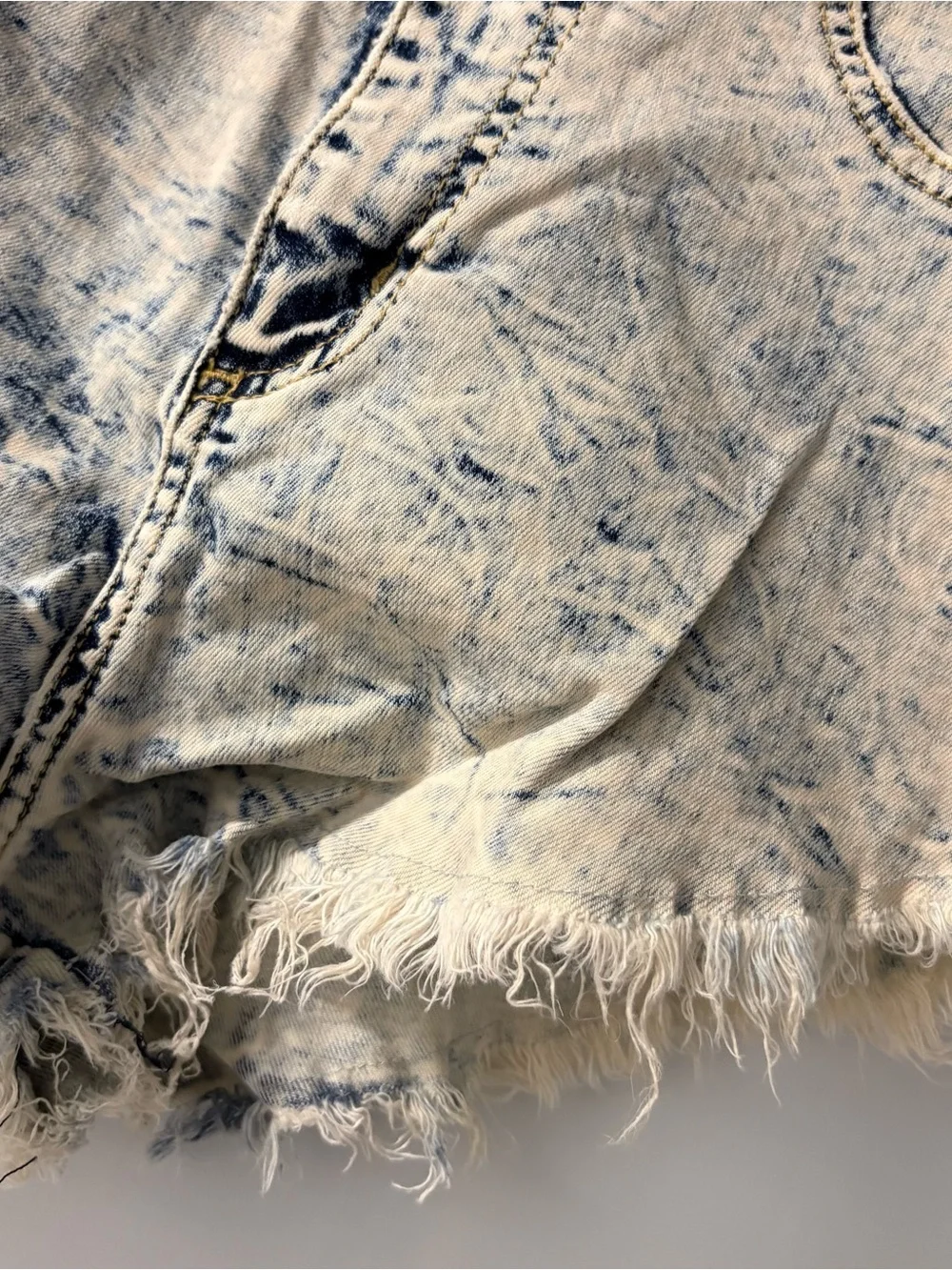 Acid Wash Frayed Hem Women's Denim Shorts - Light Blue GJG Jeans